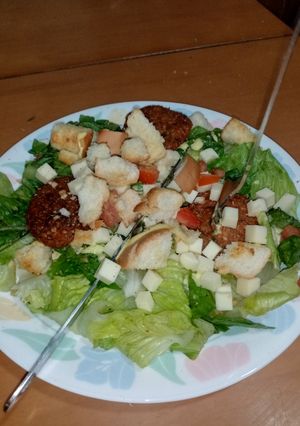 Una foto de Ensalada César vegana 🥬🧀🍞
