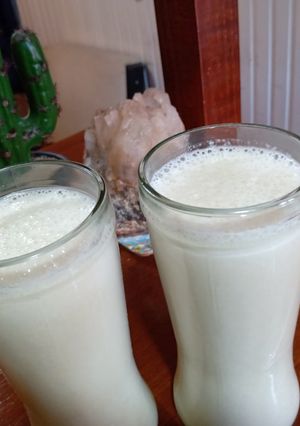 Una foto de Licuado de Banana 🍌Manzana roja y verde🍎🍏 y Naranja 🍊