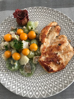 Una foto de Filete de Pechuga de pollo con ensalada fresca a lo Carmelita