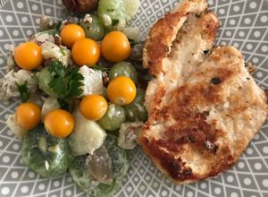 Una foto de Filete de Pechuga de pollo con ensalada fresca a lo Carmelita