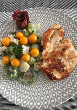 Una foto de Filete de Pechuga de pollo con ensalada fresca a lo Carmelita