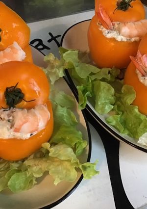 Une photo de Tomates taiyo farcies à la brousse artisanale,crevettes sauvages et poivre frais