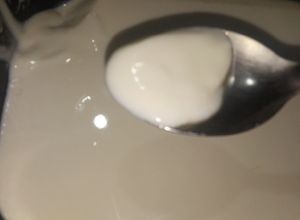 Una foto de Yogurt casero con leche en polvo (sin yogurtera)