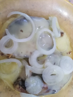 Una foto de Ruedas de pescado con salsa de queso y cebolla