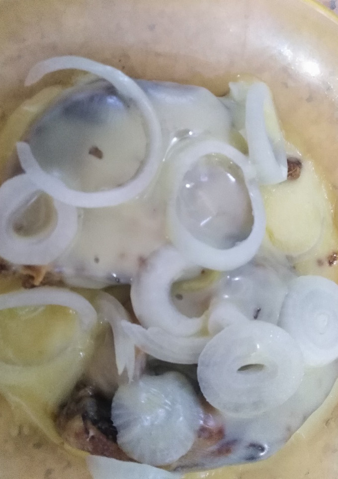 Una foto de Ruedas de pescado con salsa de queso y cebolla