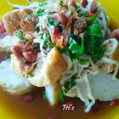 A picture of Tahu Kupat Solo.