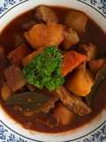 สตูเผ็ดมันฝรั่งหมูชิ้น (spicy stew with potatoes and pork)
