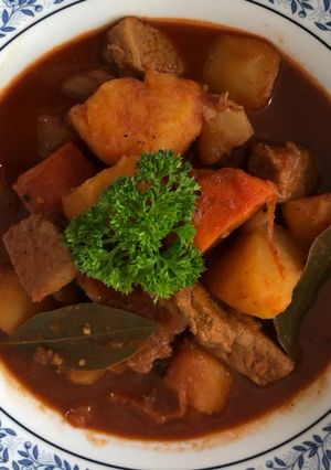รูปของ สตูเผ็ดมันฝรั่งหมูชิ้น (spicy stew with potatoes and pork)
