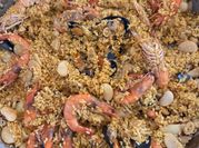 Una foto de arroz con mariscos