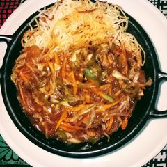 A picture of Chinese choupsuey.