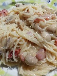 Una foto de Fideos con salsa de champiñones y panceta fácil