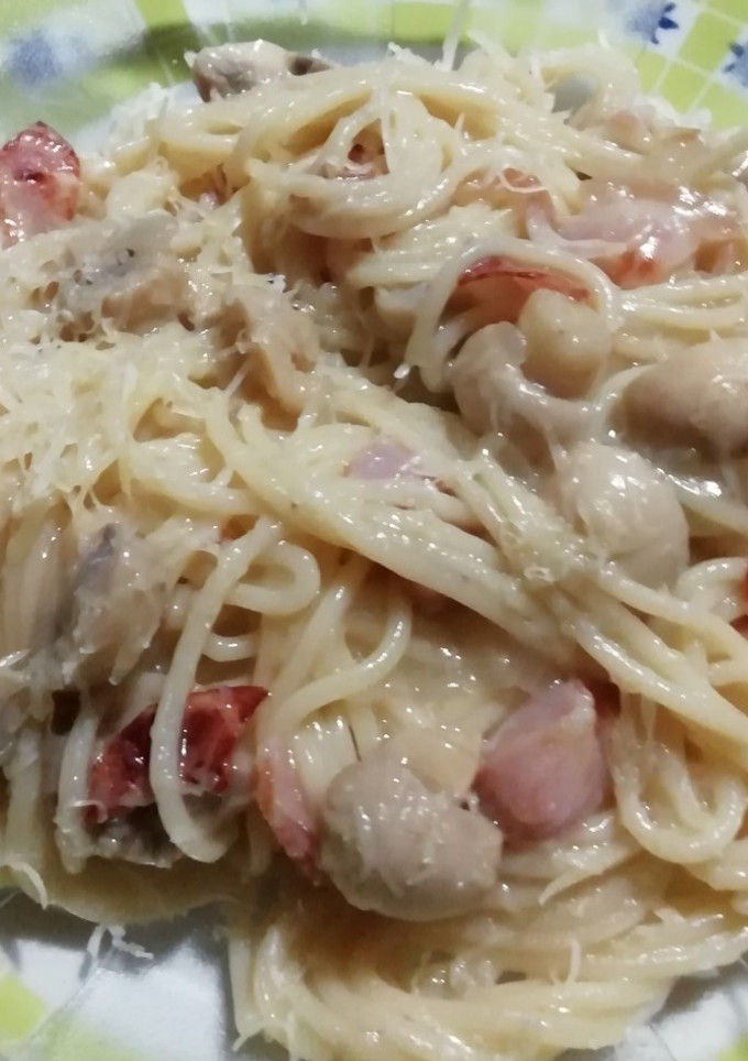 Una foto de Fideos con salsa de champiñones y panceta fácil