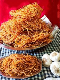 लसुणी शेव (lasuni sev recipe in marathi) रेसिपी चे मुख्य फोटो