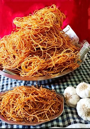 लसुणी शेव (lasuni sev recipe in marathi) रेसिपी चे मुख्य फोटो 