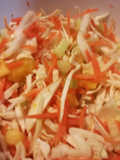 Una foto de Ensalada de col, piña y mucho más