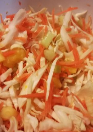 Una foto de Ensalada de col, piña y mucho más