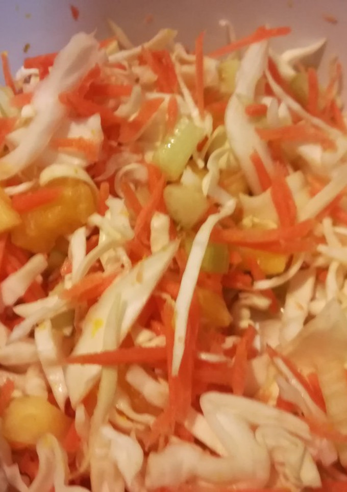 Una foto de Ensalada de col, piña y mucho más