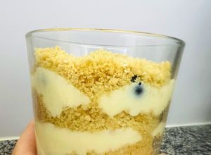Una foto de Postre en vasitos de crema de limón