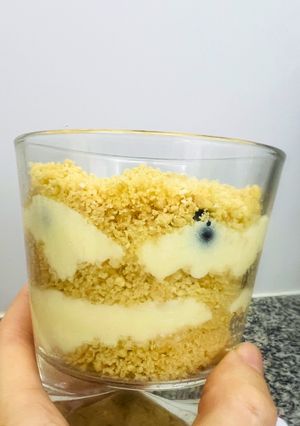 Una foto de Postre en vasitos de crema de limón