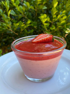 Una foto de Postre de frutillas y yogurt 🍓