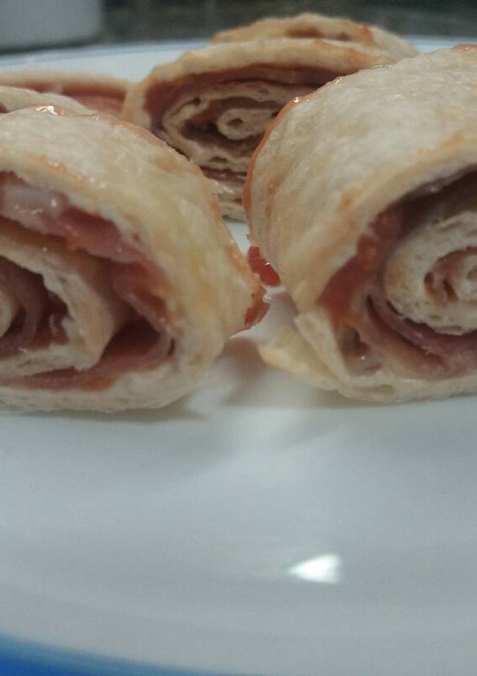 Una foto de Rollitos de tortitas de trigo rellenos de jamón serrano