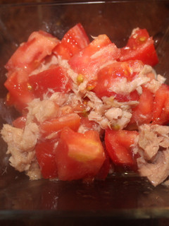 Una foto de Ensalada de tomate y atún