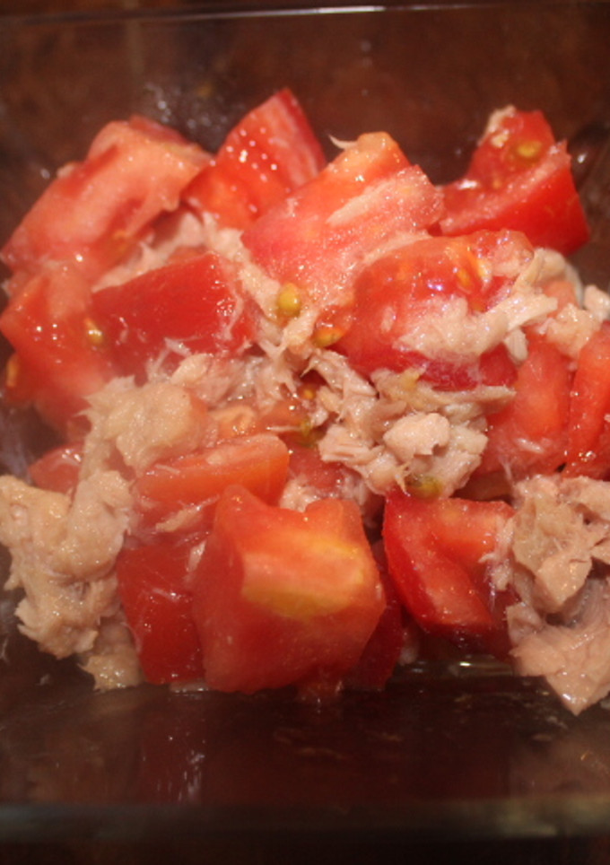 Una foto de Ensalada de tomate y atún