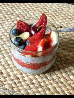 Foto de Chia hidratada em iogurte natural acompanhar frutas