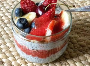 Foto de Chia hidratada em iogurte natural acompanhar frutas