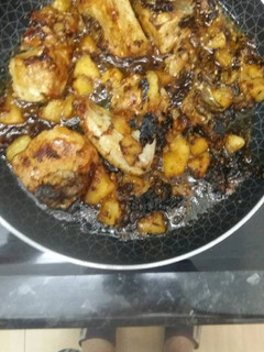 Una foto de Pollo encebollado con manzana