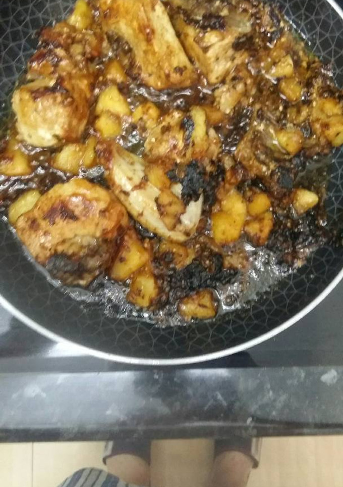 Una foto de Pollo encebollado con manzana