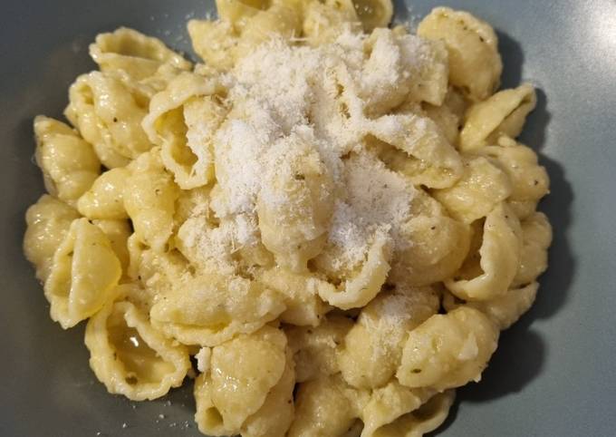 Buttery artichoke pasta