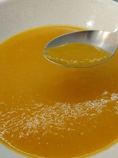 Una foto de Crema de calabaza acompañada