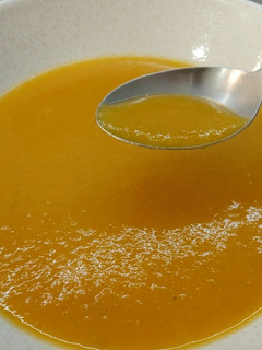 Una foto de Crema de calabaza acompañada
