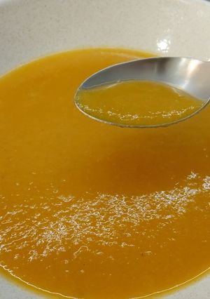 Una foto de Crema de calabaza acompañada
