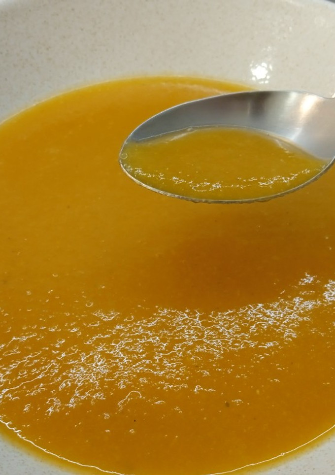 Una foto de Crema de calabaza acompañada