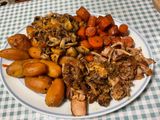 Rouelle de porc confite aux pommes de terre, carottes et champignons