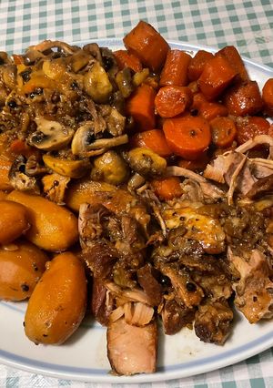 Une photo de Rouelle de porc confite aux pommes de terre, carottes et champignons