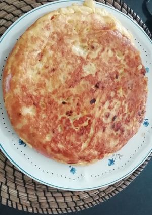 Una foto de Tortilla de patata rellena jamón york y queso