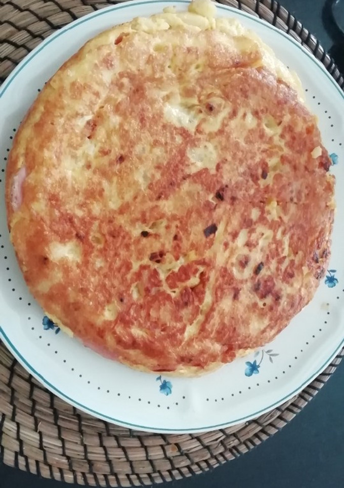Una foto de Tortilla de patata rellena jamón york y queso