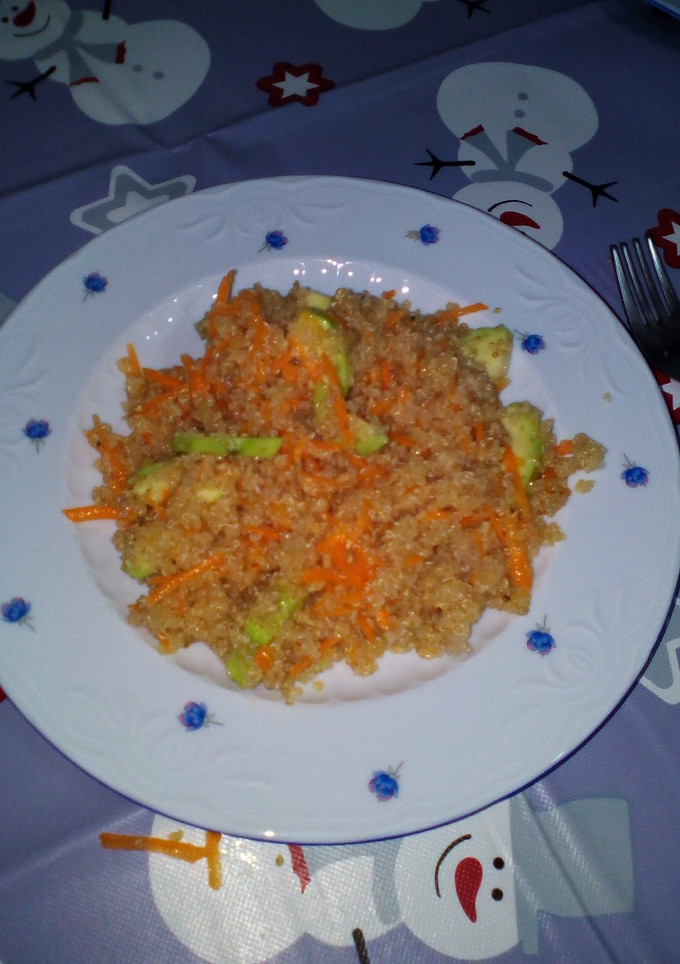 Una foto de Ensalada de quinoa aguacate y zanahoria,