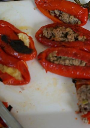 Una foto de Chile jalapeño rojo rellenos de picadillo, frijoles refritos negros con chorizo, papa con plátano y requesón