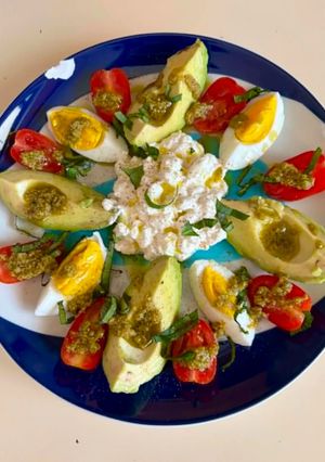 Φωτογραφία της συνταγής 🥗Σαλάτα δροσερή 🥑🥚Cottage 🫙🌿pesto!