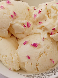रोज़ आलमंड आइसक्रीम (Rose almond icecream recipe in hindi) रेसिपी मुख्य फोटो