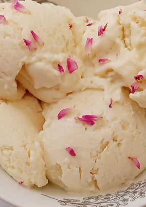 रोज़ आलमंड आइसक्रीम (Rose almond icecream recipe in hindi) रेसिपी मुख्य फोटो