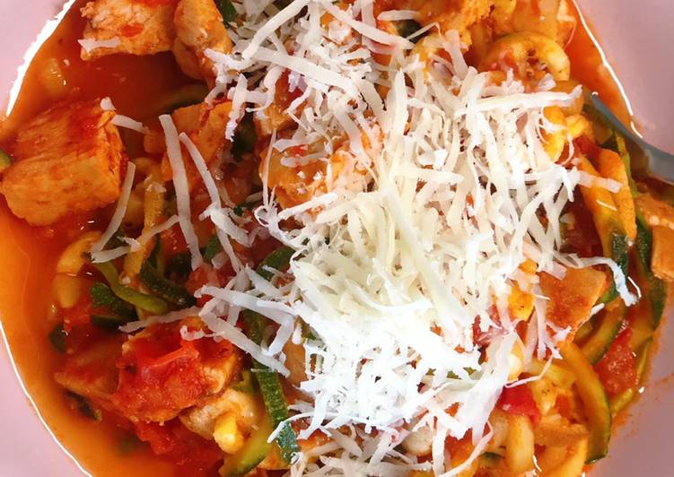 Macarrão de abobrinha com frango ao sugo - Tudogosreceitas