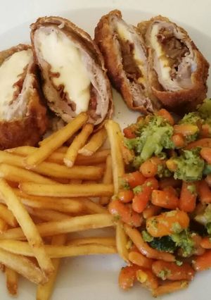 Sajttal-baconnel-piritotthagymával töltött karaj recept fotója