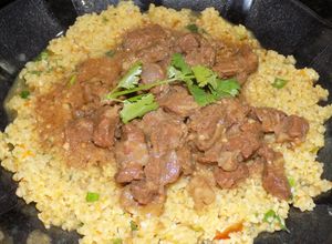 Una foto de Cordero con trigo burgol en tajine