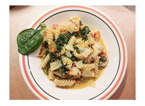 Une photo de Fusilli aux scampis, tomates et épinards