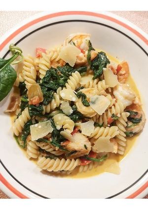 Une photo de Fusilli aux scampis, tomates et épinards